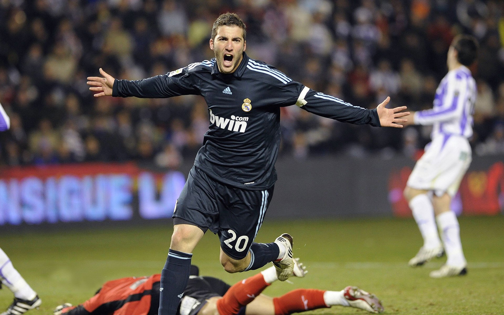 38岁的克雷莫内塞前锋瓦尔迪攻破尤文图斯的大门!,克瓦迪尔人